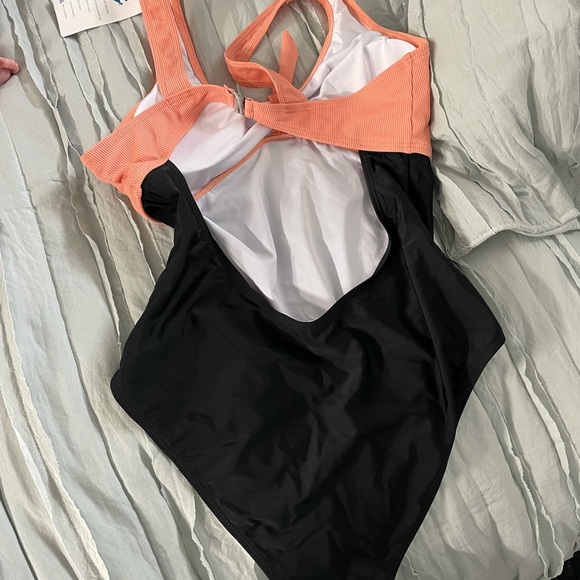 One piece bathing suit - Picture 2 of 2